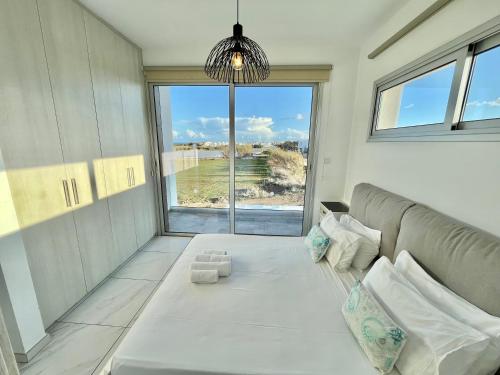 Großes Zimmer mit einem Sofa und einem großen Fenster in der Unterkunft Alasia Villa ll Kapparis in Paralimni