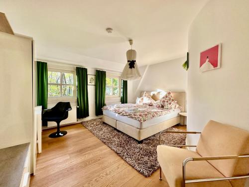 een slaapkamer met een bed, een bureau en een stoel bij Villa EMG in Emsdetten