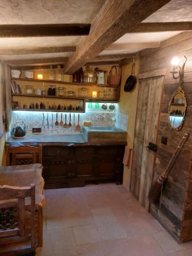 eine Küche mit einer Bar in einem Zimmer mit Holzdecken in der Unterkunft A little bit of Magic - Witchcraft in York