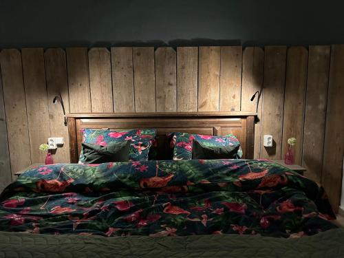 1 dormitorio con 1 cama grande y cabecero de madera en Casa Olivero, en Navarrés