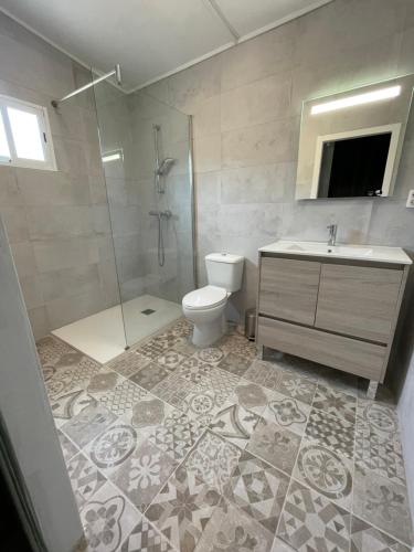 een badkamer met een toilet, een wastafel en een douche bij Casa Olivero in Navarrés
