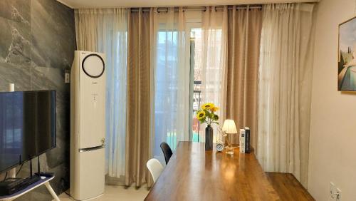 首爾的住宿－Adi Stay，一间带桌子和大窗户的用餐室