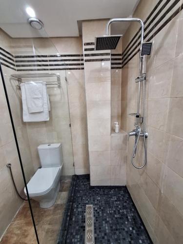 ein Bad mit einer Dusche und einem WC. in der Unterkunft Grand appartement de luxe vue mer in Casablanca