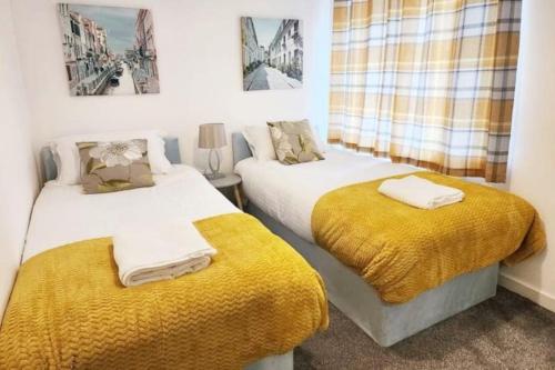 two beds sitting next to each other in a bedroom at Paradigm House, Delightful 2-Bedroom Flat 4, Oxford in Oxford