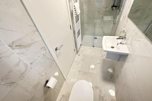 a bathroom with a toilet and a shower and a sink at Paradigm House, Delightful 2-Bedroom Flat 4, Oxford in Oxford