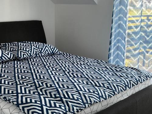 - un lit avec une couverture bleue et blanche dans l'établissement Apartament Błękitna Mewa 14, à Mosty