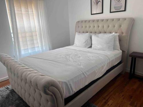 een slaapkamer met een groot bed met een groot hoofdeinde bij Elegant 3 KINGs bedroom near DWTN Newark EWR/NYC in Newark