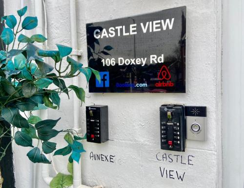 un signe sur le côté d’une paroi blanche à ouverture dans l'établissement Castle View, à Stafford