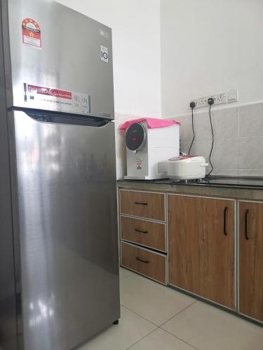 uma cozinha com um frigorífico de aço inoxidável em White House@ Alma, Bukit Mertajam, Penang em Bukit Mertajam
