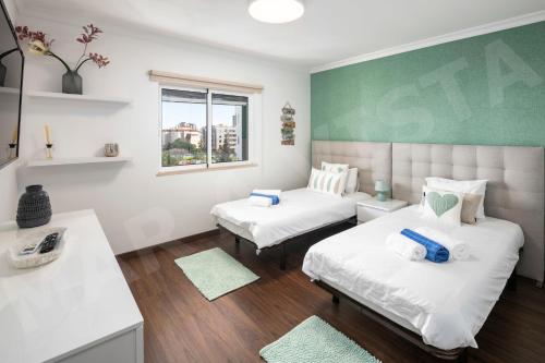 een kleine kamer met 2 bedden en een tafel bij Apartment Mar a Vista in Portimão