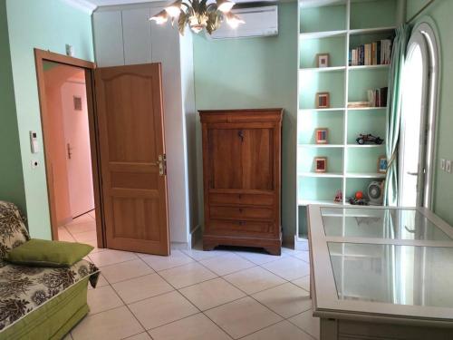 une chambre avec une porte et une étagère dans l'établissement Villa avec Jardin à 5 min de marche du centre de Cannes et plages, à Cannes