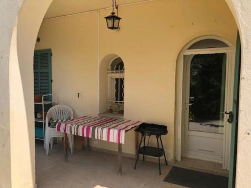une table à l'extérieur d'une maison dans l'établissement Villa avec Jardin à 5 min de marche du centre de Cannes et plages, à Cannes