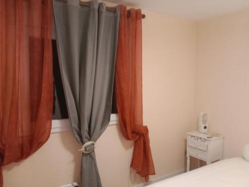 Een bed of bedden in een kamer bij Chambres d'hôtes Ruoms sud Ardèche