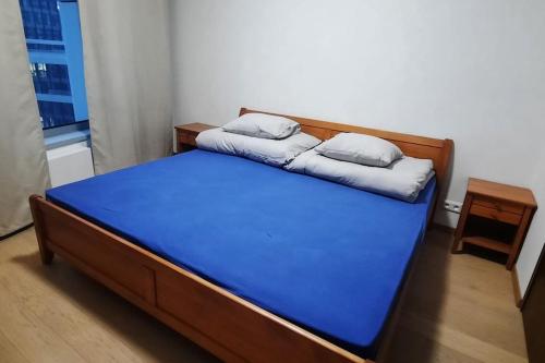 Ένα ή περισσότερα κρεβάτια σε δωμάτιο στο Sky-park Flat&Parking
