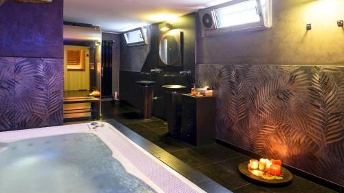 een badkamer met een bad en een wastafel bij VILLA VAE VICTIS 6, Emma Villas in Coriano