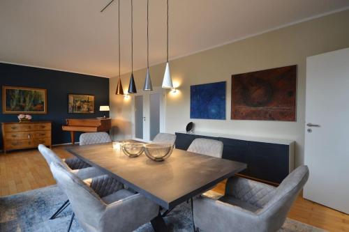 - une salle à manger avec une table et des chaises en bois dans l'établissement Luxurious Villa near Cologne, Düsseldorf and Essen, à Wuppertal