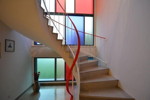 eine Treppe mit rotem Band in einem Zimmer mit Fenstern in der Unterkunft Luxurious Villa near Cologne, Düsseldorf and Essen in Wuppertal