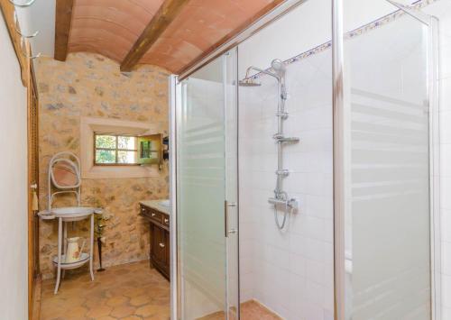 サン・リョレンツ・デス・カルダサルにあるSon Barbotのバスルーム(ガラスドア付きのシャワー付)