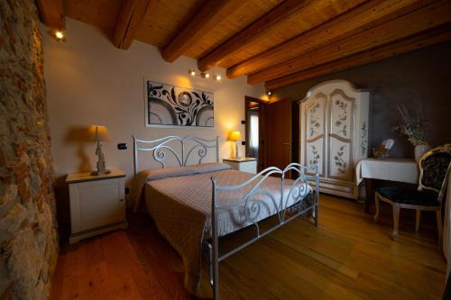 een slaapkamer met een bed in een kamer bij AGRITURISMO RIVA RATTA in Montecchio Maggiore