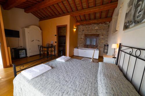 a bedroom with a large bed in a room at AGRITURISMO RIVA RATTA in Montecchio Maggiore