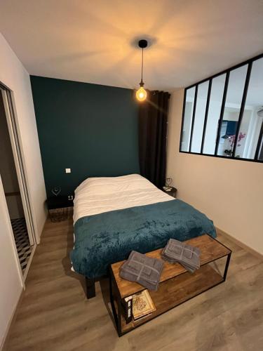 une petite chambre avec un lit et une table dans l'établissement Appart plein centre - Astoria, à Aix-les-Bains