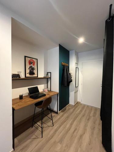 une pièce avec un bureau avec un ordinateur portable dessus dans l'établissement Appart plein centre - Astoria, à Aix-les-Bains