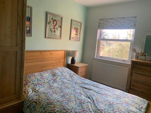een slaapkamer met een bed en een raam bij Immaculate central 4-Bed townhouse in Beverley in Beverley