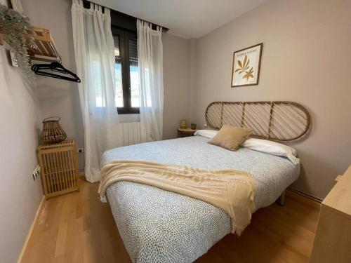 1 dormitorio con cama y ventana en Apartamento La Añaza en Villanúa