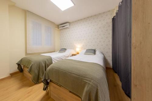 twee bedden in een kamer met een raam bij Exclusive & cozy apartment in the center of Soria in Soria