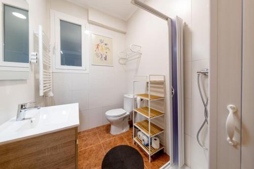Un baño con inodoro, lavabo y ducha. en Exclusive & cozy apartment in the center of Soria, en Soria