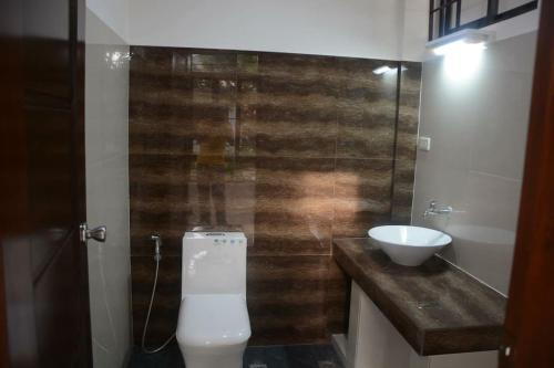 a bathroom with a toilet and a sink at Casa Erlinda, modern newly built house 3BR for 8! in Tigaon