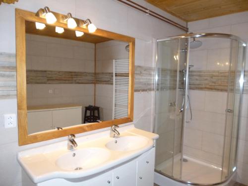ein Bad mit 2 Waschbecken und einer Dusche in der Unterkunft Chata v Beskydech in Ostravice