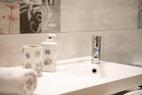 un lavandino del bagno con un distributore di sapone sopra di Apartamento Net by Family Homes a Denia
