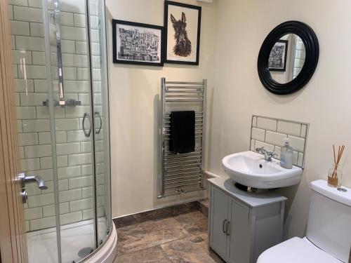 y baño con ducha, lavabo y aseo. en Immaculate central 4-Bed townhouse in Beverley, en Beverley