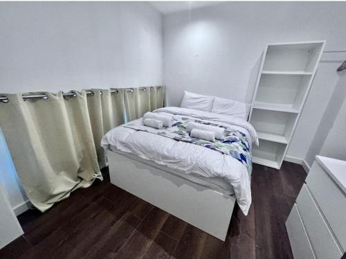 - une petite chambre avec un lit et des étagères dans l'établissement flat 5 417 Fulham, à Londres