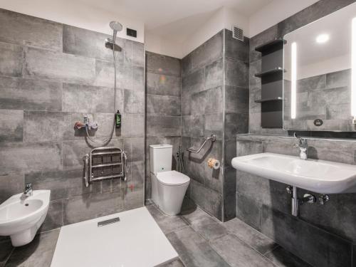 La salle de bains est pourvue d'un lavabo et de toilettes. dans l'établissement B&B Hotel Quarto d'Altino, à Quarto dʼAltino