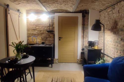 a room with a kitchen and a table and a door at Przytulne Studio 5 z parkingiem in Katowice