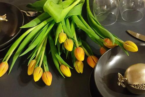 a bunch of green onions on a table at Przytulne studio z parkingiem in Katowice