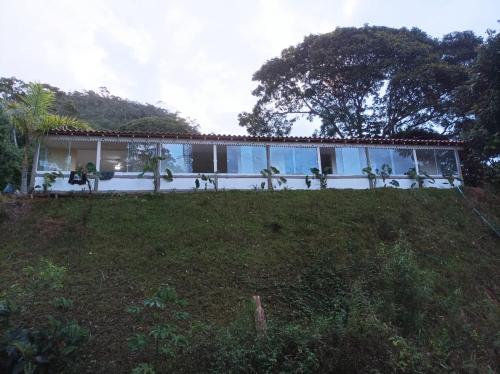 a house sitting on top of a lush green hill at Sítio Werly in Domingos Martins
