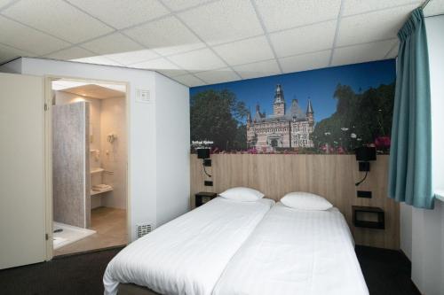 een slaapkamer met een groot bed met een muurschildering aan de muur bij Hotel Restaurant Zalen Hoogeerd in Niftrik