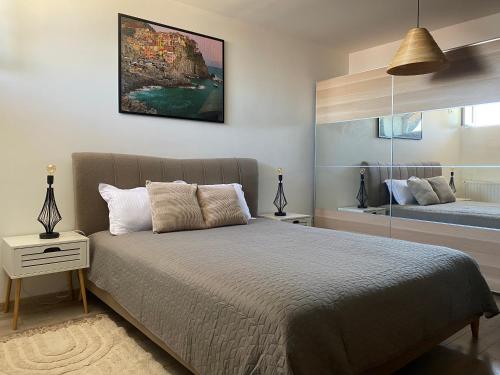 Un pat sau paturi într-o cameră la Evan cozy flat with indoor pool Militari Residence