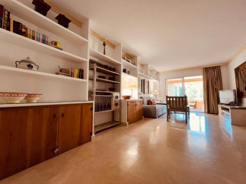 cocina grande con estanterías blancas y sala de estar en Paradis sur le Golf de le Quinta avec accès direct à la piscine en Marbella