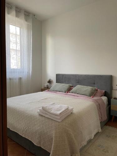 una camera da letto con un letto e due asciugamani di Feel Good a Milano