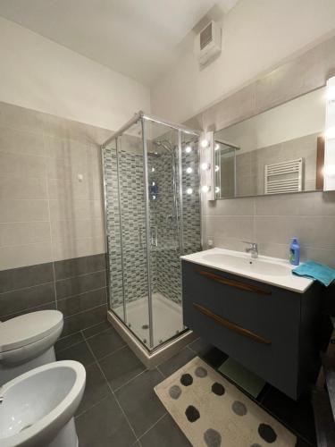 bagno con doccia, lavandino e servizi igienici di Feel Good a Milano