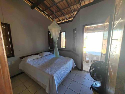 1 dormitorio con 1 cama con lámpara. en Casa de Praia piscina -60 m da praia, 3/4 Cond., en Olivença