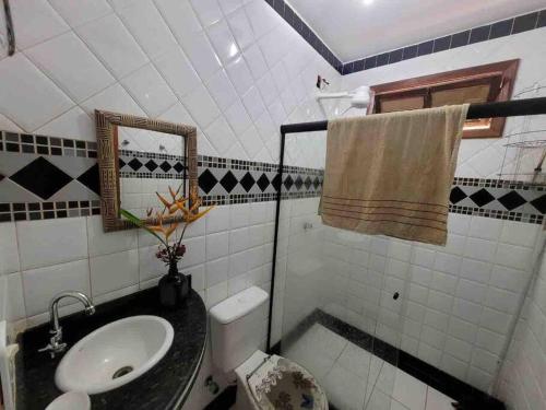 ein Badezimmer mit Waschbecken und Toilette in der Unterkunft Casa de Praia piscina -60 m da praia, 3/4 Cond. in Olivença