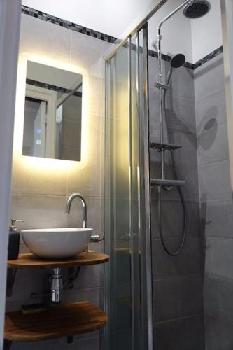 une salle de bain avec un lavabo et une douche dans l'établissement Profitez des Jeux Olympiques avec ce Magnifique appartement tout confort, à Neuilly-Plaisance