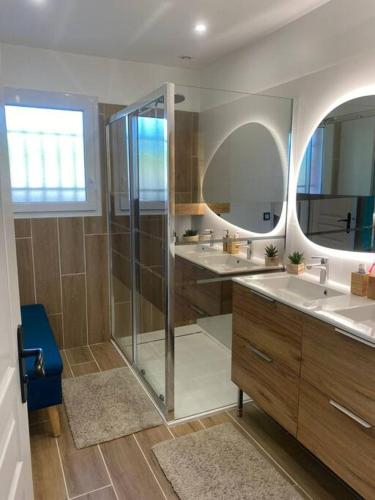 une grande salle de bain avec deux lavabos et une douche dans l'établissement Villa avec piscine près Hossegor Capbreton, à Angresse