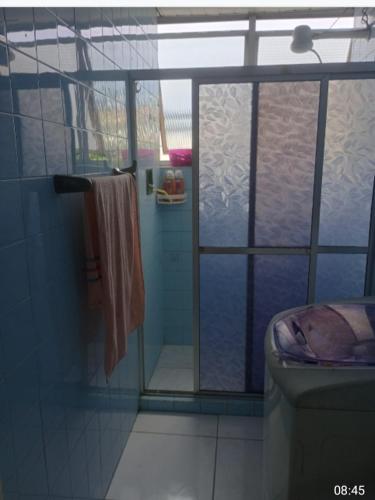Edifício Plaza Ville في سلفادور: حمام مع دش زجاجي ومرحاض