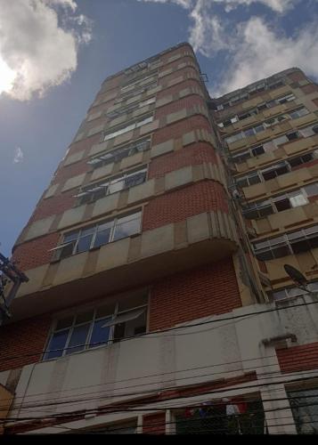 wysoki ceglany budynek z oknami na górze w obiekcie Edifício Plaza Ville w mieście Salvador